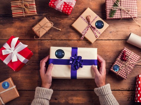 Naklejki ozdobne świąteczne kolorowe na rolce 500 sztuk merry christmas Naklejki ozdobne świąteczne kolorowe na rolce 500 sztuk merry christmas