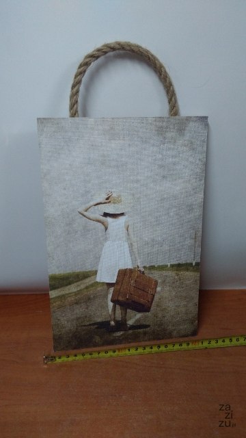 Tabliczka/obraz do zawieszenia 20x30 KOBIETA Z WALIZKĄ Tabliczka/obraz do zawieszenia 20x30 KOBIETA Z WALIZKĄ