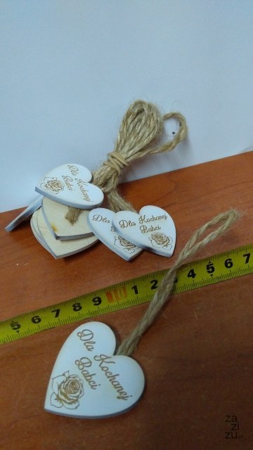 Serce wiszące białe/czerwone 4 x 4 cm, 10szt BABCIA Serce wiszące białe/czerwone 4 x 4 cm, 10szt BABCIA
