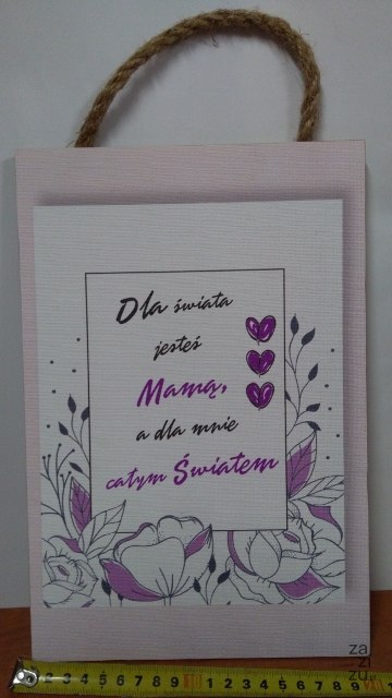 Tabliczka/obraz do zawieszenia 20x30 DLA ŚWIATA JESTEŚ MAMĄ A DLA MNIE CAŁYM ŚWIATEM Tabliczka/obraz do zawieszenia 20x30 DLA ŚWIATA JESTEŚ MAMĄ A DLA MNIE CAŁYM ŚWIATEM