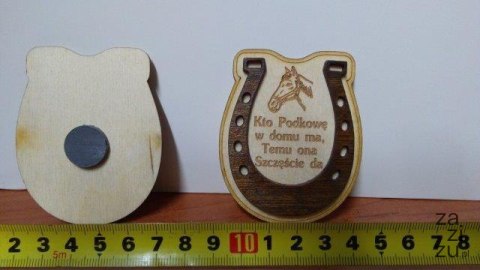 Podkowa na desce magnes 6 x 7,5cm Podkowa na desce magnes 6 x 7,5cm