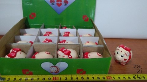 Figurka 16szt. świnka ceram. z kokardą 5x5cm | DE-367PY Figurka 16szt. świnka ceram. z kokardą 5x5cm | DE-367PY