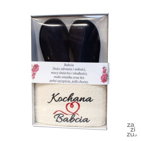 Zestaw prezentowy z ręcznikiem "Kachana Babcia" i kapciami - mix kolorów w ozdobnym opakowaniu Zestaw prezentowy z ręcznikiem "Kachana Babcia" i kapciami - mix kolorów w ozdobnym opakowaniu