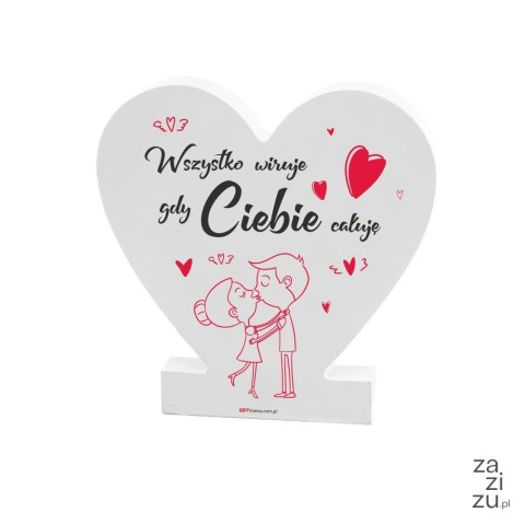 Drewniana tabliczka serce z podstawką wzbogacona lakierem UV z napisem "Wszystko wiruje gdy ciebie całuję" Drewniana tabliczka serce z podstawką wzbogacona lakierem UV z napisem "Wszystko wiruje gdy ciebie całuję"