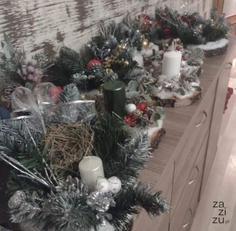 Stroik świąteczny ze świecą na desce Stroik świąteczny ze świecą na desce