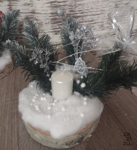 Stroik świąteczny ze świecą na desce Stroik świąteczny ze świecą na desce